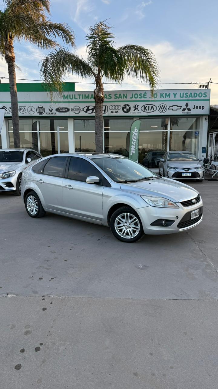 FORD - FOCUS  - GHIA  2.0 - 2010